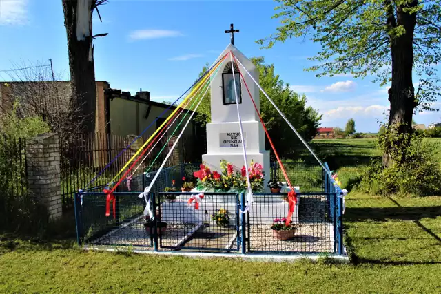 Prezentujemy kapliczki i krzyże przydrożne w powiecie łęczyckim.