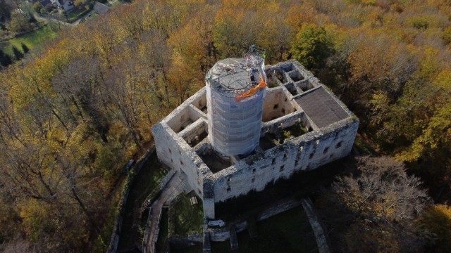 Zamek Lipowiec zachwyca jesienią