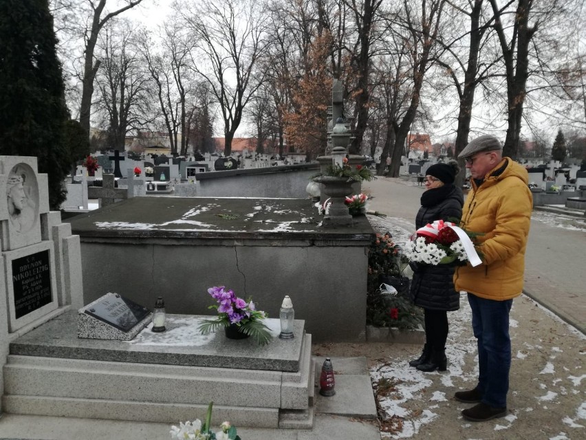 Delegacje Powiatu Pleszewskiego oraz Miasta i Gminy Pleszew złożyły wiązanki kwiatów w 74. rocznicę wyzwolenia Pleszewa