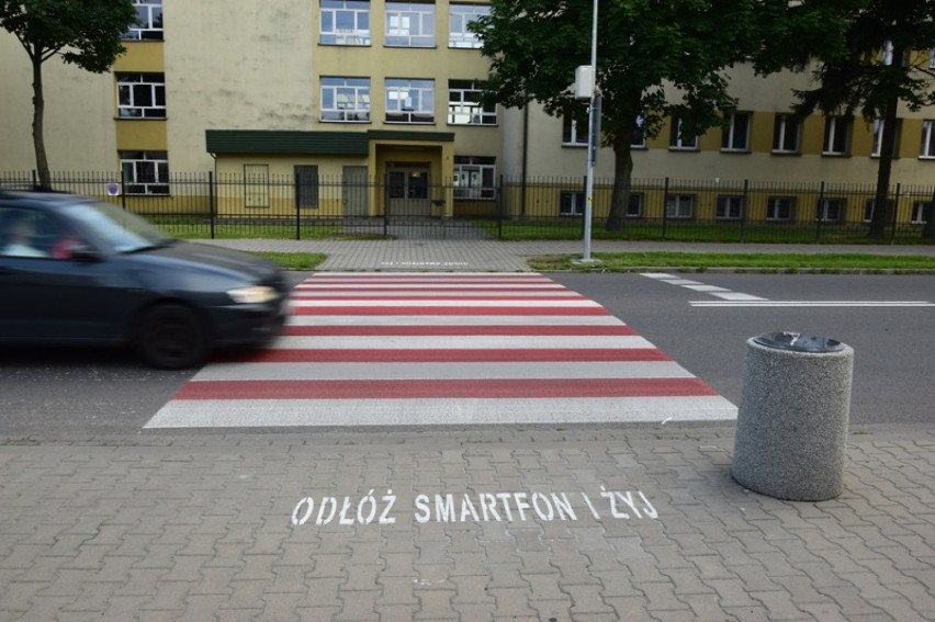 „Odłóż smartfon i żyj". Akcja znakowania przejść dla pieszych w powiecie dębickim