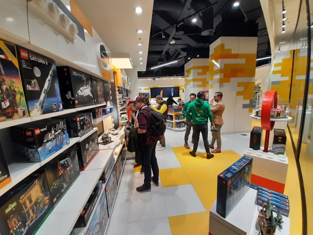 Od dziś na Dolnym Śląsku działa pierwszy, oficjalny sklep Lego. Ta kraina pełna klocków i niesamowitych konstrukcji znajduje się we wrocławskiej galerii Wroclavia.

Kliknij w zdjęcie i zobacz oficjalny sklep Lego. Do kolejnych fotografii przejdziesz za pomocą gestów, strzałek lub kursora.