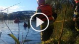 Dramatyczna akcja kostrzyńskich strażaków w Warcie. Mężczyzna wskoczył wyskoczył z łodzi i zniknął pod wodą | ZDJĘCIA, FILM