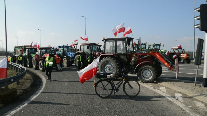 Rolnicy nie blokują już drogi wojewódzkiej w kierunku...