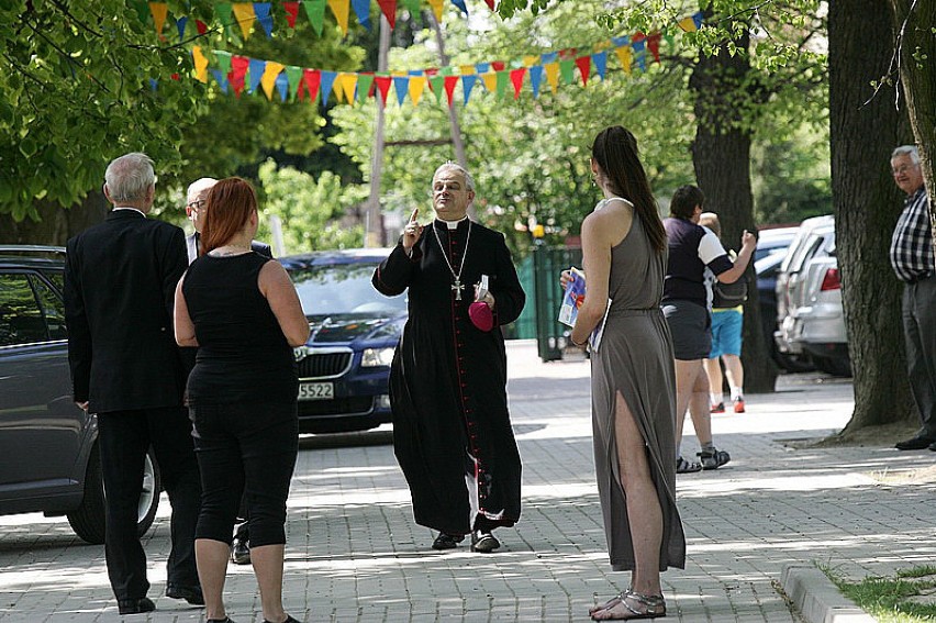 Plener plastyczny w Legnickim Polu - dzieci odwiedził biskup...