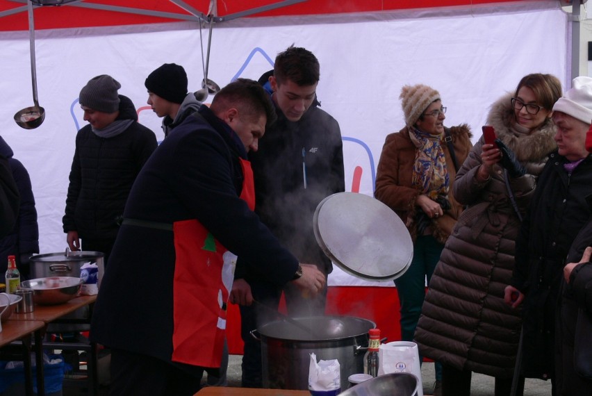 Gotowanie z burmistrzem Okrasą na placu Legionów w Wieluniu[Zdjęcia]