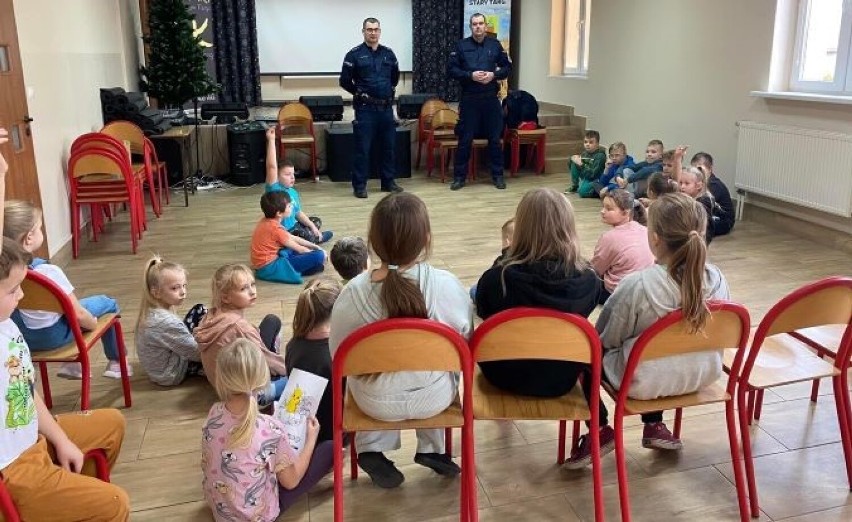 Sztumscy policjanci spotkali się z dziećmi ze Starego Targu i Dzierzgonia. ZDJĘCIA