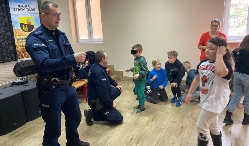 Sztumscy policjanci spotkali się z dziećmi ze Starego Targu i Dzierzgonia. ZDJĘCIA