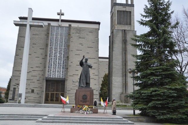 Pomnik papieża Jana Pawła II przed bazyliką konkatedralną w Stalowej Woli