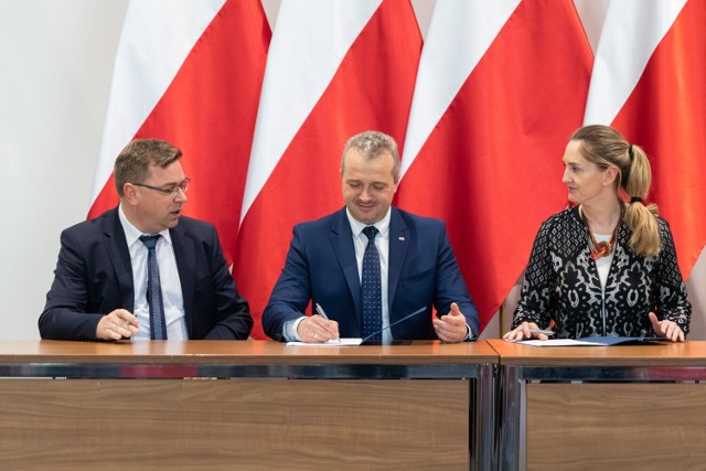 Podpisanie umów w Urzędzie Wojewódzkim w Bydgoszczy na dofinansowanie inwestycji drogowych