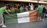 Gdańsk: Flaga Irlandczyków 'Szukasz męża? Pogadaj z nami' odnalazła się na plaży