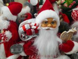 Uśmiechnięte bałwanki, radosne skrzaty, choinki i bombki - świąteczne produkty, już w listopadzie, zalewają wiele sklepowych półek