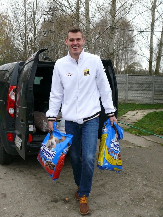 Daniel Pliński przekazał schronisku kilkadziesiąt kilogramów karmy