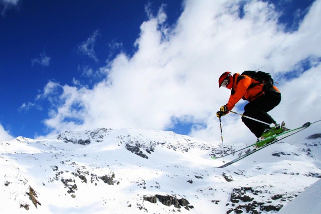 Narty 2022. COVID-19 nie odpuszcza, ale narciarze też nie dają się zniechęcić. Sprawdźcie, jakie zasady wjazdu obowiązują turystów w narciarskich krajach Europy w sezonie 2022.
