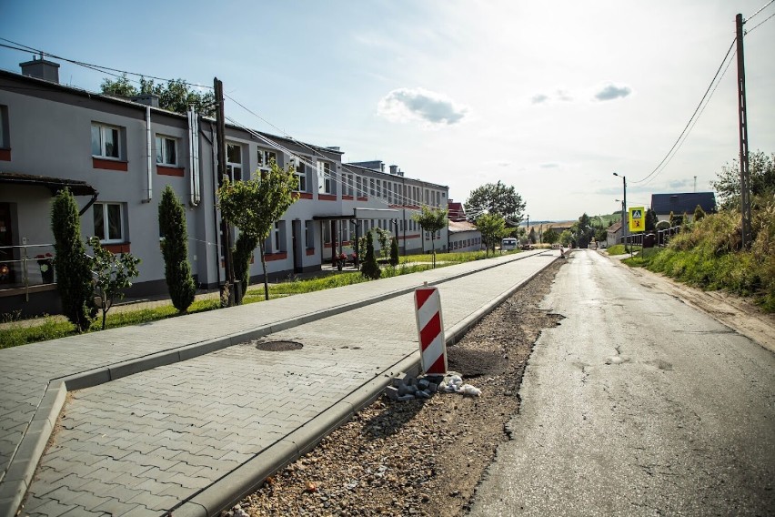 Trwają prace przy przebudowie drogi gminnej w Gołaczewach i Chełmie. Wartość przedsięwzięcia to około 19,4 miliona złotych. Zobacz zdjęcia 