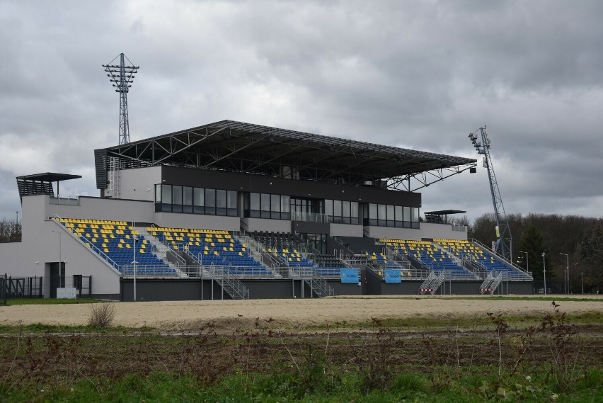Stadion w Mościcach posiada obecnie tylko trybunę główną....