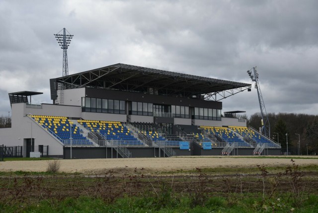 Stadion w Mościcach posiada obecnie tylko trybunę główną. Miasto chce wybudować tam murawę piłkarską i oświetlenie. Wciąż jednak nie udało się rozstrzygnąć przetargu.