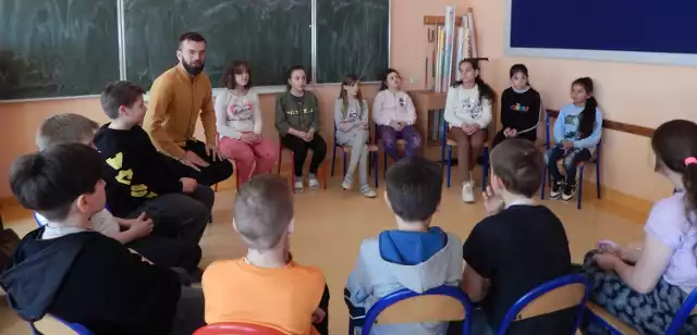 Wszystkie zajęcia prowadzone były z dziećmi przez trenerów z Centrum Działań Profilaktycznych z Wieliczki.