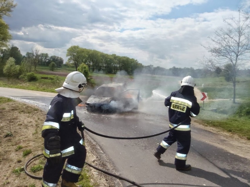 Pożar samochodu w Chodybkach w gminie Koźminek
