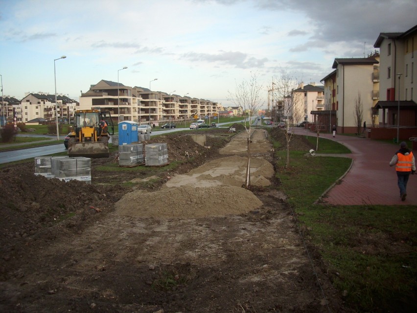 Trwa budowa ścieżki rowerowej i chodnika przy alei Solidarności w Opolu