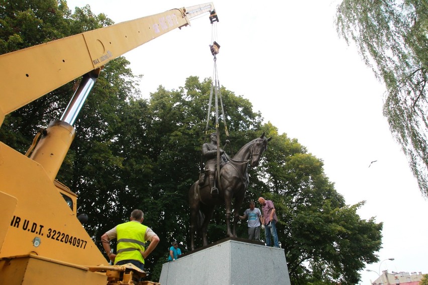 Dziś zakończyły się prace nad osadzaniem rzeźby Piłsudskiego...