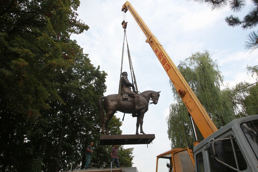 Dziś zakończyły się prace nad osadzaniem rzeźby Piłsudskiego...