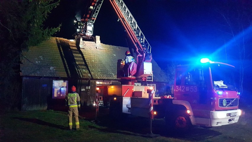 Pożar w drewnianym domu w Nowej Plewni. W akcji 4 jednostki straży pożarnej. ZDJĘCIA