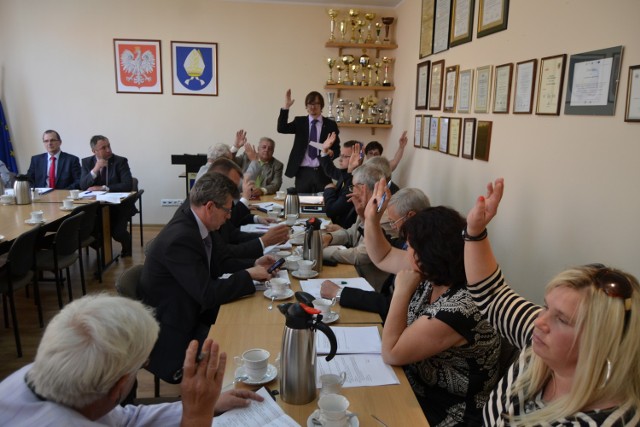 Pelplińscy radni podczas piątkowego głosowania w sprawie medalu.