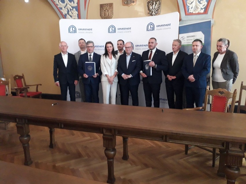 Podpisanie umowy MZK Grudziądz- Solaris  na zakup 12...