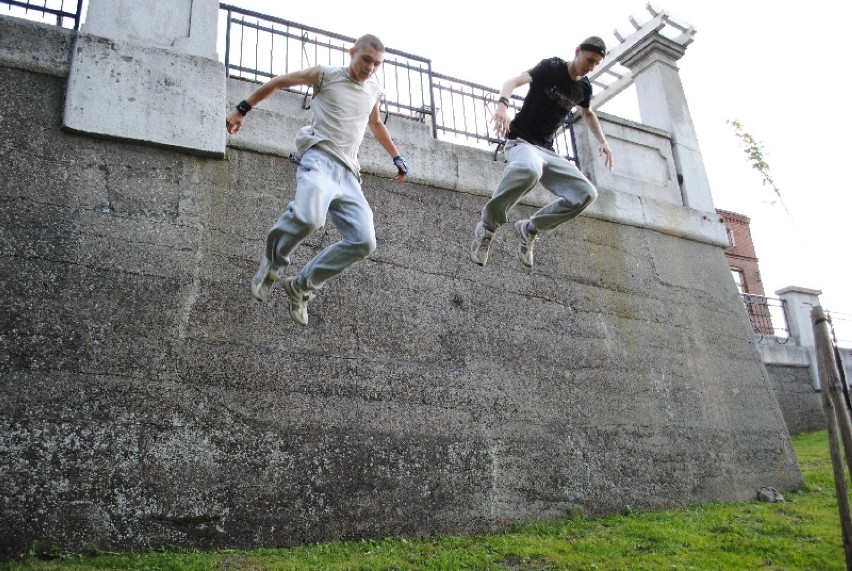 Trudno uwierzyć, że Daniel i Jacek potrafią zeskoczyć z wysokiego na 3 metry muru. I nawet się nie zadrasną