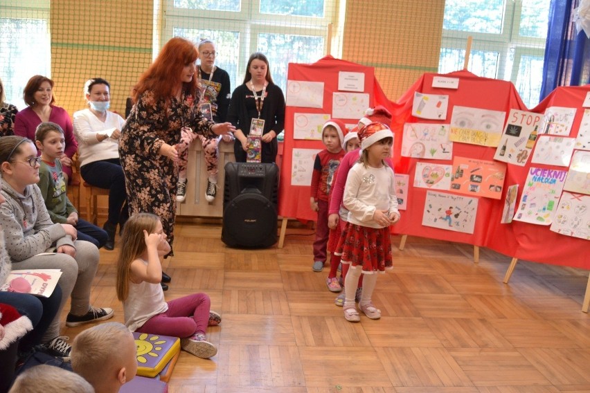 W Szkole Podstawowej im. Jana Kochanowskiego w Trzebiegoszczu odbył się szkolny finał Wielkiej Orkiestry