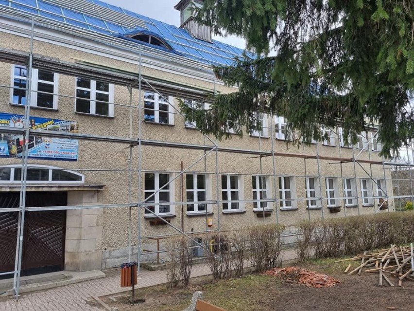 Dwie ważne inwestycje w Polanicy-Zdroju: termomodernizacja budynku szkoły i darmowy Internet 