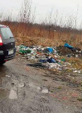 Mieszkańcy podrzucają śmieci na działkę położoną przy ruchliwej ulicy Wodzisławskiej w Rybniku