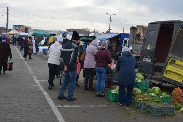 Targowisko w Wieluniu w czasie pandemii. Jak ze środkami bezpieczeństwa?