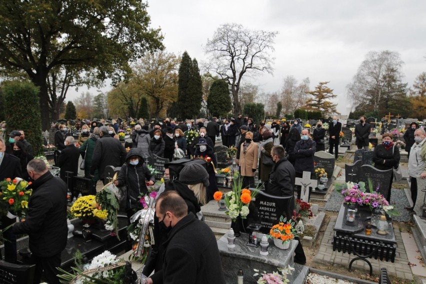 Pogrzeb w czasach pandemii. Obowiązują limity osób na pogrzebie?