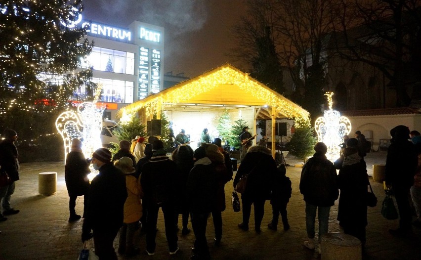 Lublin. Zespół Golden Life rozpoczął cykl występów w szopce bożonarodzeniowej. ZOBACZ ZDJĘCIA