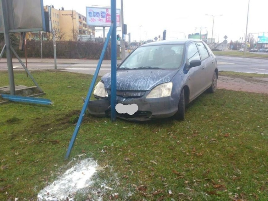Wypadek na ul. Kruszyńskiej. Honda wypadła z drogi i uderzyła w mężczyznę na drabinie