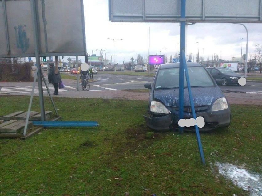Wypadek na ul. Kruszyńskiej. Honda wypadła z drogi i uderzyła w mężczyznę na drabinie