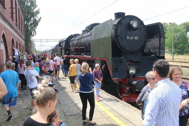 Pociąg retro Kolejarz zawitał na dworzec do Nowych Skalmierzyc