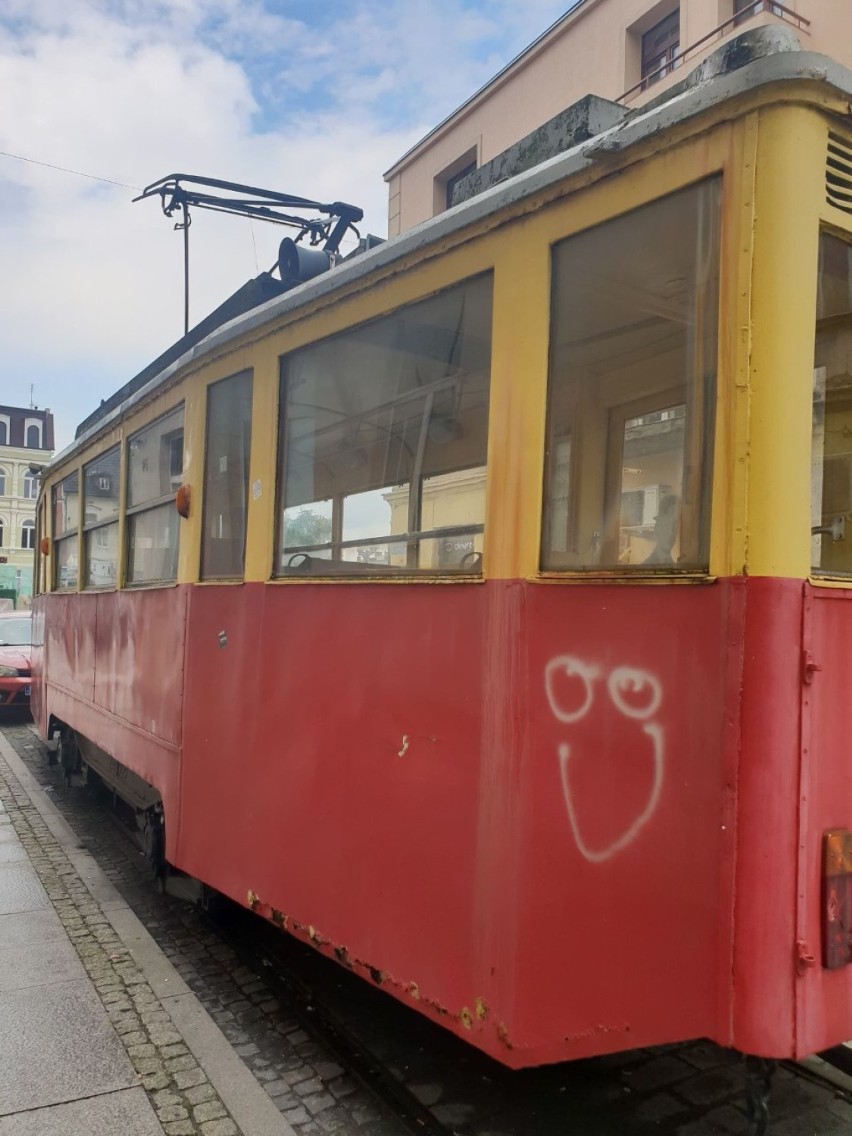 Na zdjęciach tramwaj w Inowrocławiu przed i po remoncie