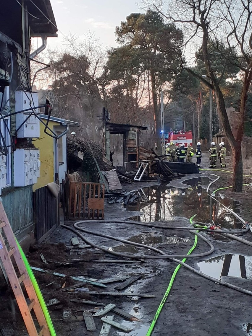 Pożar świdermajera w Józefowie. Z ogniem walczyło 15 zastępów straży pożarnej, 22 osoby ewakuowano