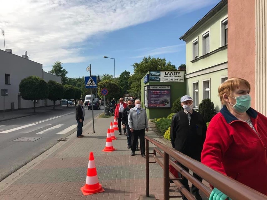 Nowy Tomyśl. Rozdano darmowe przyłbice dla starszych mieszkańców [ZDJĘCIA]