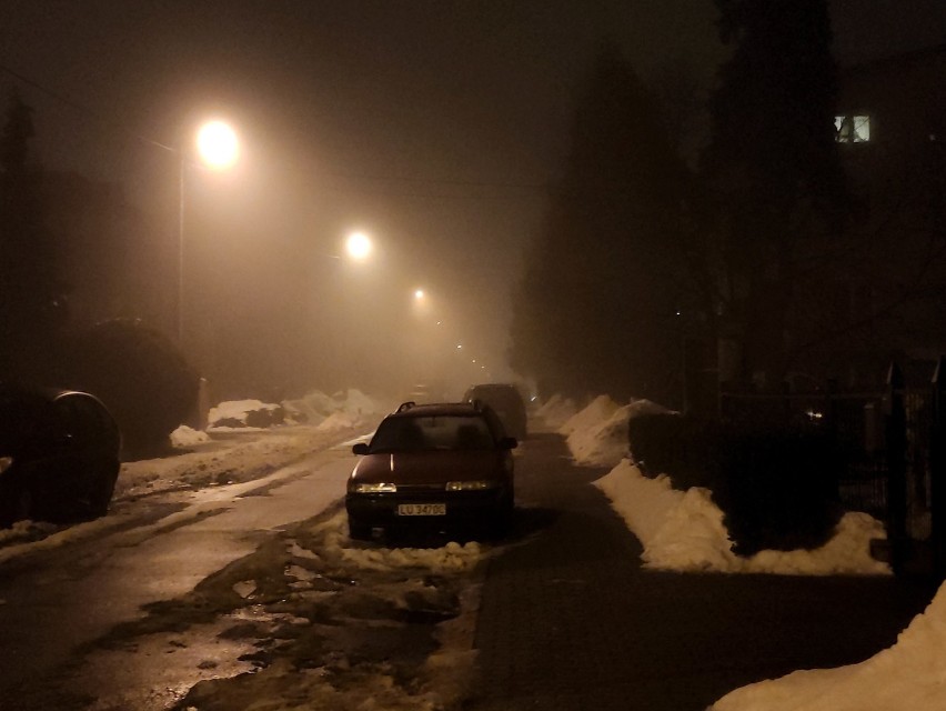 W województwie lubelskim jest mglisto. IMGW wydał ostrzeżenie. Lepiej uważać na drogach