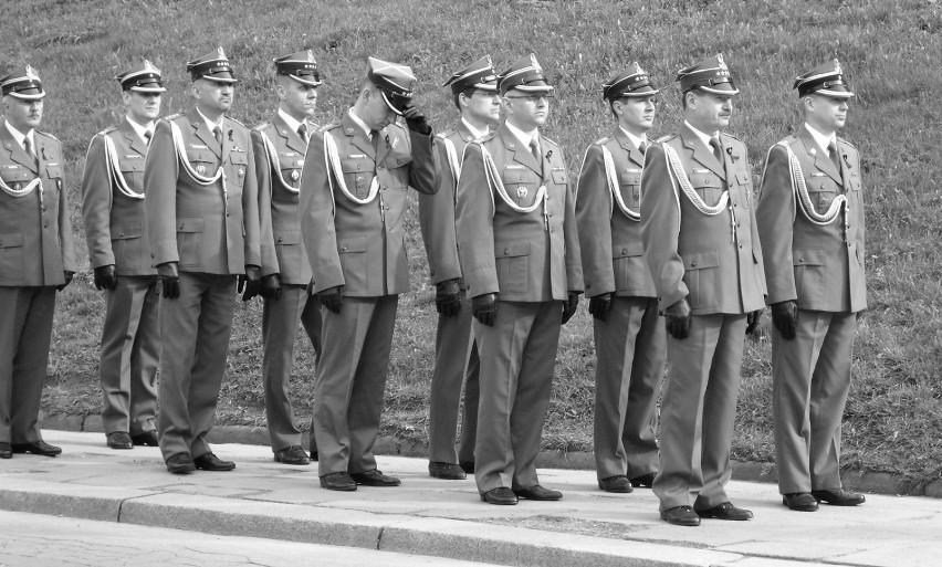 16:31 - Oficerowie Wojska Polskiego oczekują na nadjechanie...