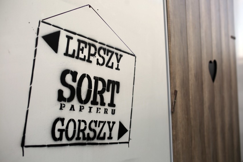 Kraków. "Polityczne dzieło sztuki" zostanie z toalety usunięte [ZDJĘCIA]
