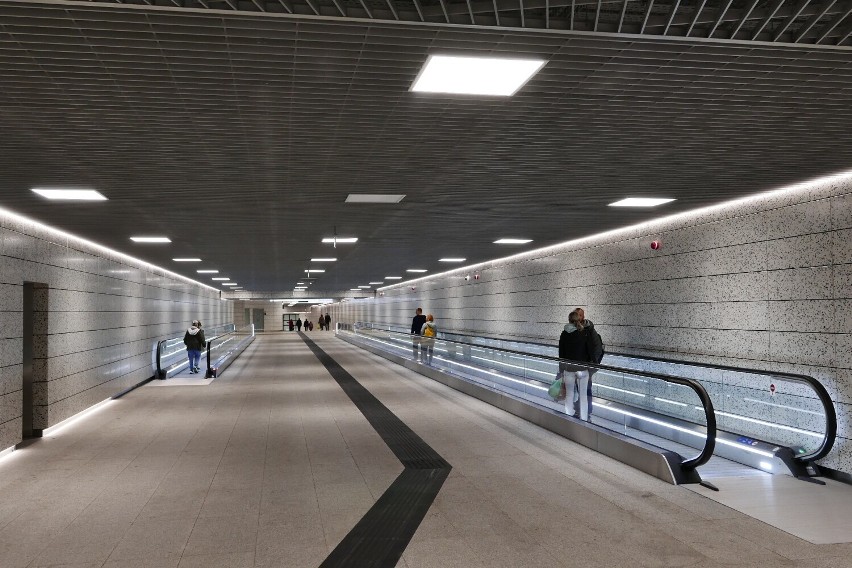 Ruchome chodniki w metrze jak na lotnisku. Oryginalne rozwiązanie, na nowym odcinku, z myślą o innej inwestycji w przyszłości 