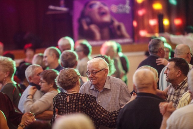 W Zespole Szk&oacute;ł Mechanicznych w Rzeszowie odbyła się dziś ostatkowa Miejska Potańc&oacute;wka dla Senior&oacute;w. Zorganizowana przez Rzeszowski Dom Kultury zabawa na pożegnanie karnawału, jak zwykle, była przednia, a miłośnicy Potańc&oacute;wek Miejskich dla Senior&oacute;w nie mogą doczekać się już kolejnej. Imprezę zapowiedziano na 27 kwietnia 2019 roku.

Więcej informacji na stronie internetowej RDK: ww.rdk.rzeszow.pl.