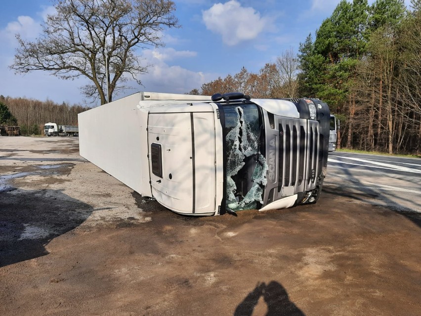 Przewrócony samochód ciężarowy na Krzyżówkach Gielniowskich koło Opoczna [ZDJĘCIA]