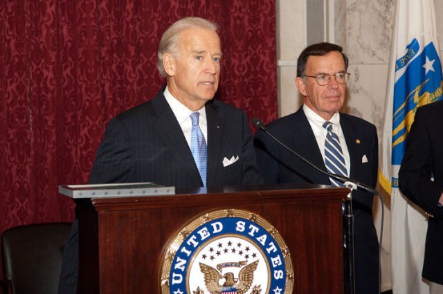 Wiceprezydent USA Joe Biden (na podium)