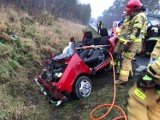 Leszno. Poważny wypadek na trasie Jezierzyce Kościelne  - Krzyżowiec. Seicento zderzyło się czołowo z busem [ZDJĘCIA]