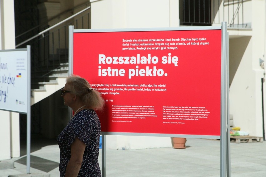 „Mamo, ja nie chcę wojny”. Nietypowa wystawa stanęła na dziedzińcu Archiwum Państwowego w Lublinie [ZDJĘCIA]